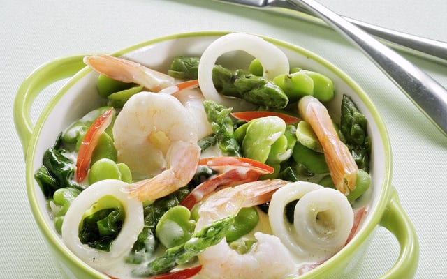 Cocottes de calamars et crevettes sautées aux légumes verts