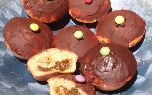 Muffins fourrés au kiwi nappés et au chocolat noir