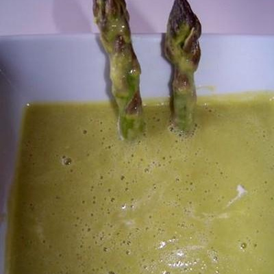Gaspacho avec des asperges vertes