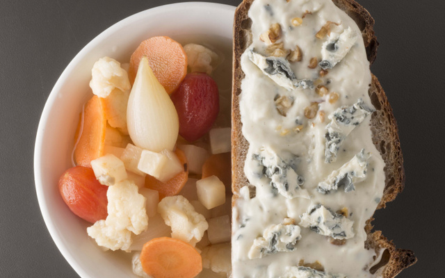 Légumes racines acidulés, tartine de béchamel Saint-Agur et noix