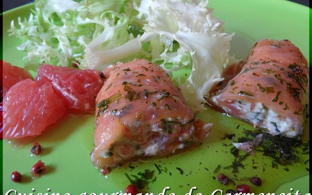 Roulés de saumon marinés au chèvre et pamplemousses roses