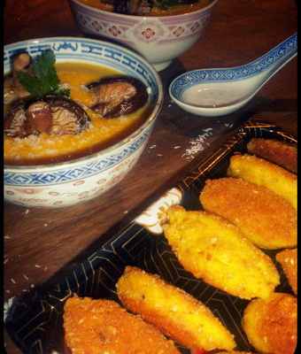Velouté de potiron, lait de coco, shiitakés et beignets de crevettes