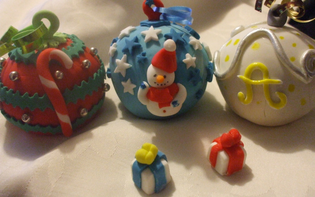 Boules de Noël à base de cake, fromage frais et pâte d'amande
