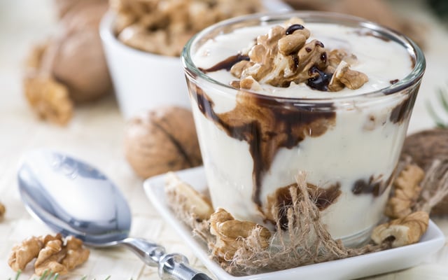 Verrine yaourt mascarpone aux noix et sauce chocolat