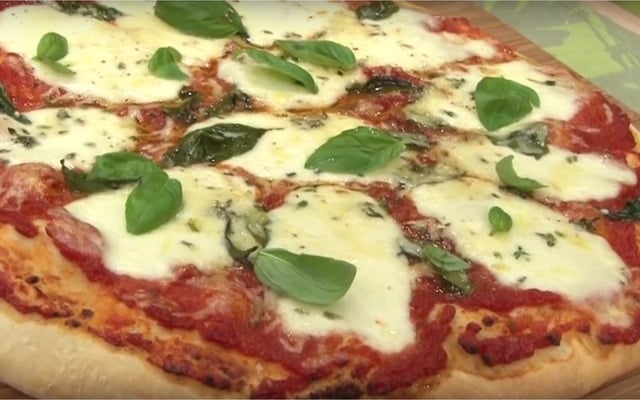 Pizza margherita aux herbes