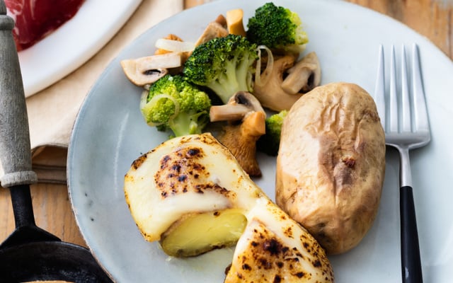 Raclette au Saint-Nectaire et poêlée de légumes épicée