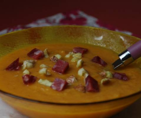 Soupe de potiron et lentilles corail, châtaignes et noix de jambon
