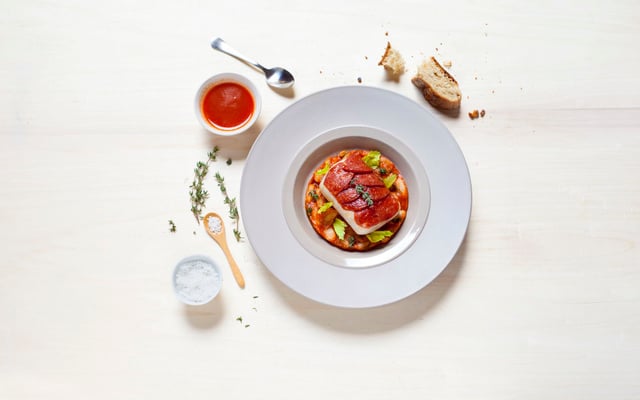 Cabillaud en croûte de chorizo et haricots à la tomate