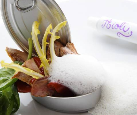 Petite conserve "maison" de faisan à l'huile fumée, piquillos grillés et écume d'ail sauvage