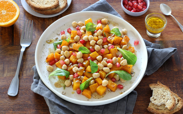 Salade tiède à la courge Butternut, pois chiches, grenade et vinaigrette à l'orange