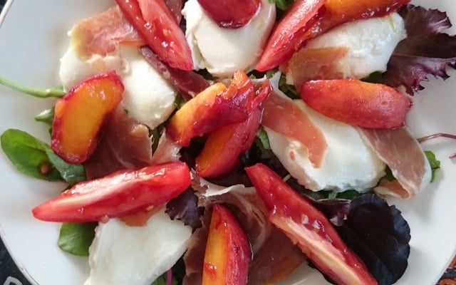 Salade de pêches rôties à la mozzarella