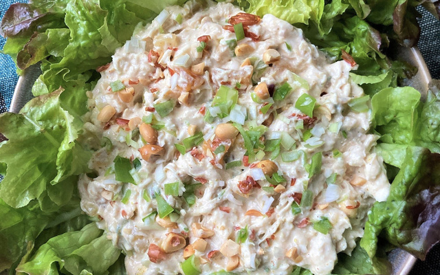 Salade de poulet au yaourt, mangue et curry