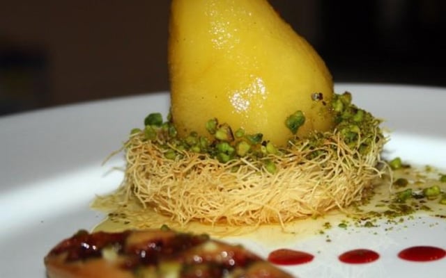 Poire pôchée aux épices sur nids de kataïfs