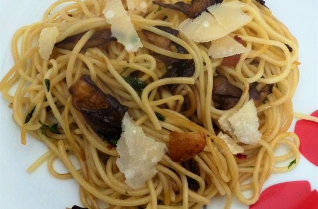 Spaghettis aux cèpes en persillade, ail rôti et parmesan - Photo par malcat