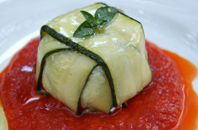 Charlotte de courgettes au chèvre frais, coulis de poivrons - Photo par La ptite cuisine de Pauline