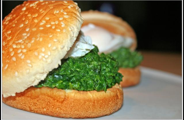 Hamburger épinard œuf - Photo par balmat