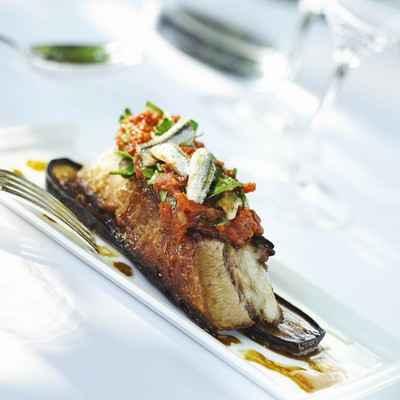 Tendrons de veau de lait et aubergines confites, chutney de tomate en aigre doux persillé et Boquerones - Photo par 750g