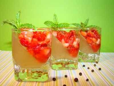 Mini verrines épicées : gelée de rhubarbe vanillée, et tartre de fraise au poivre Malabar - Photo par Sandrine Baumann