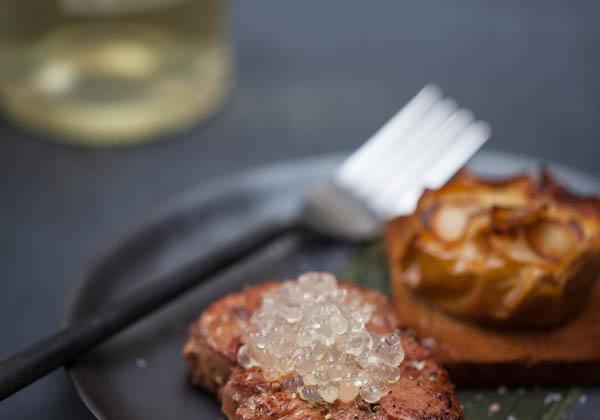 Foie gras poêlé, caviar de Floc de Gascogne et pommes au four aux chips d'ail blanc de Lomagne - laetva