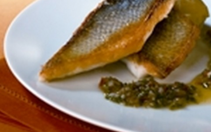 Filets de bar poêlés et vinaigrette vierge - Photo par FranceAgriMer