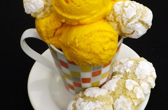 Crème glacée à la mangue et craquelés à l'amande au cottage cheese - Photo par sweetnessandmore