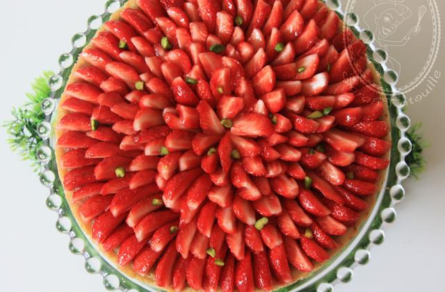 Tarte aux fraises, crème d'amande et pistaches torréfiées - Photo par sarahrj