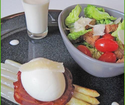 Asperges poêlées, œuf mollet sur pancetta grillée, sauce et salade parmesan - Photo par delices latins