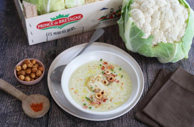 Velouté de chou-fleur au bacon et noisettes torréfiées - Photo par Silvia Santucci