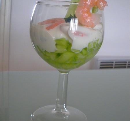 Verrines de crevettes au fromage blanc sur son lit de concombre - Photo par mllelaeti
