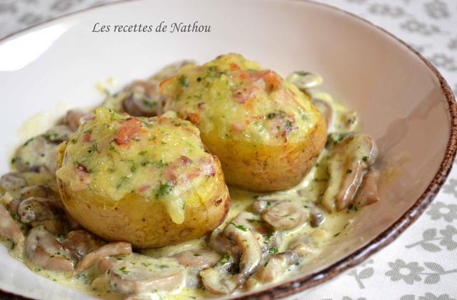 Pommes de terre farcies au lard et Reblochon, champignons à la crème - Photo par Invité