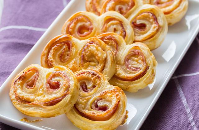 Petits feuilletés roulés à la moutarde, jambon et gruyère - Photo par Amora