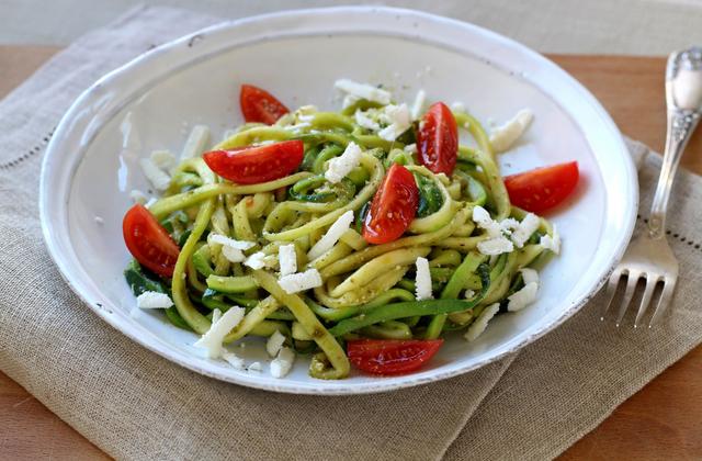 Zoodle ou Spaghettis de courgette au pesto et féta - Photo par Silvia Santucci