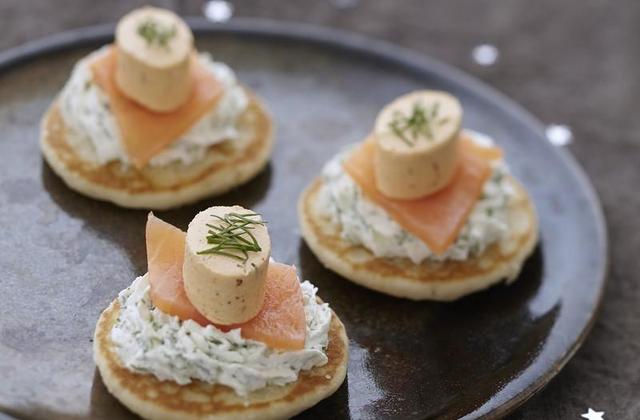 Blini de saumon fumé, chantilly aux herbes et Apérivrais Saumon - Photo par Quiveutdufromage.com