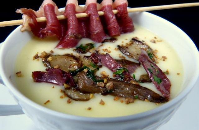 Velouté de Pomme de terre, poêlée de cèpes et canard fumé - Photo par grain de sel breton