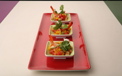 Tartare de crevettes, mangue et pastèque à la vanille, citron vert et coriandre - Photo par Sandrine Baumann