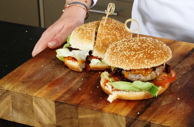 Hamburgers maison avec un ketchup aux fraises - Photo par Fraises d'Europe