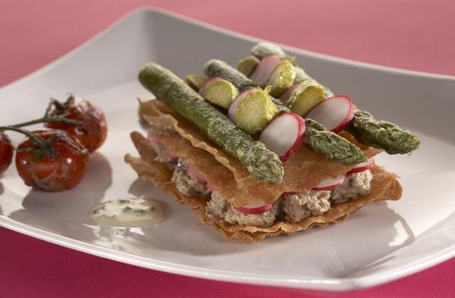 Millefeuille de bricks au caviar d'aubergine et asperges vertes - Photo par Amora