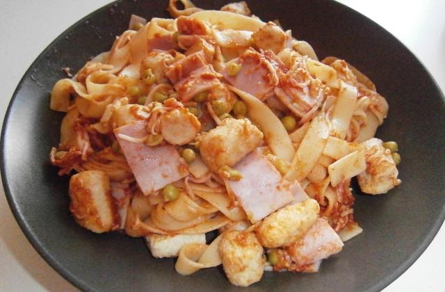 Tagliatelles petits pois, quenelles et jambon - Photo par delicesdunenovice