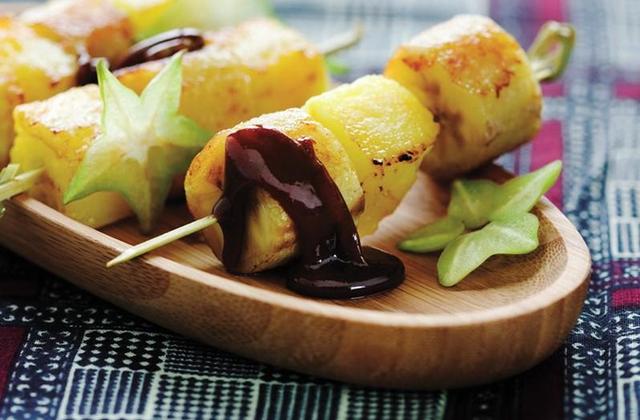 Ethnique : brochettes ananas-banane rôties aux épices - Cedus Le sucre