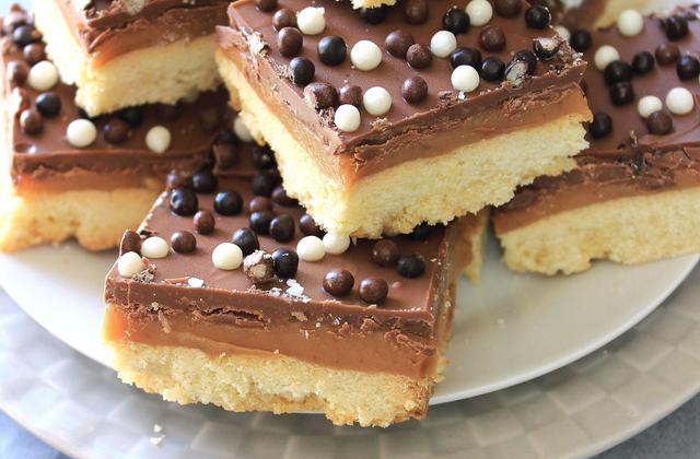 Carrés caramel beurre salé, chocolat dit shortbread - Photo par les gourmandises de amela