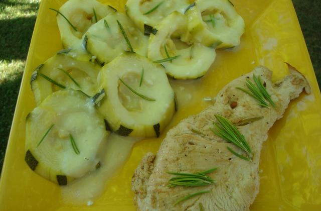 Délice de courgette, accompagnée de sa sauce au chèvre - Photo par coco13C
