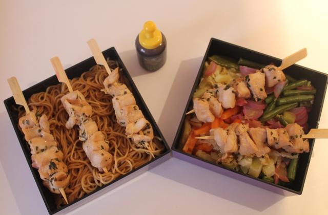 Brochettes de poulet mariné et ses petits légumes - Photo par Alexielle