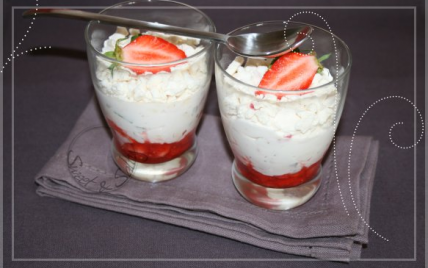 Verrine de crème croquante aux fraises et à la menthe - Photo par Dan