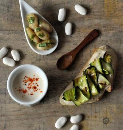 Trios de tapas : Tartine de houmous de Haricots Tarbais et courgettes grillées, Velouté de Haricots Tarbais au piment d'Espelette et Haricots Tarbais au pesto - Photo par Haricot Tarbais Tradition