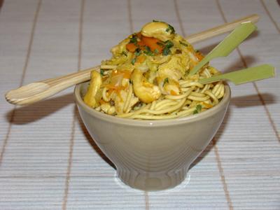 Petits bols chinois aux nouilles, poulet, chou et noix de cajou - Photo par Sandrine Baumann