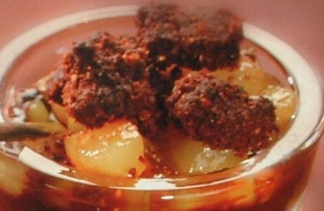 Crumble sur crème au chocolat et délices de poires - Photo par capali