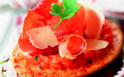 Fine tarte à la tomme de chèvre des Pyrénées, aux tomates crues, jambon et copeaux - Photo par Fromages de Chèvre