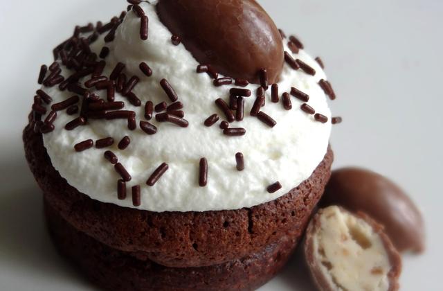 Cupcake mousseux au chocolat avec sa chantilly et son shoko-bons! - magaliLK
