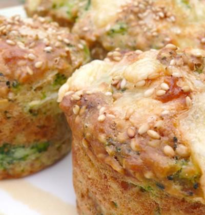 Muffins emmental, sésame et brocolis - Photo par chezesZ