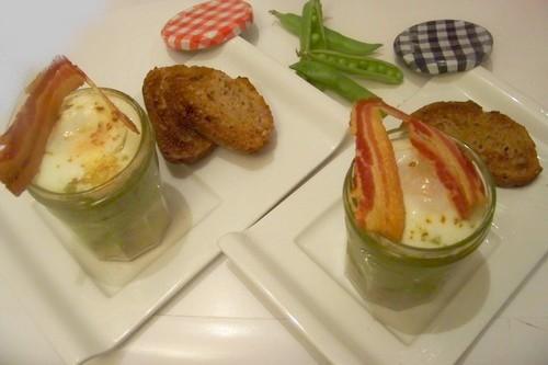Œuf cocotte en verrine à la crème de petit pois et chips de lard fumé - coco006